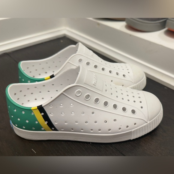 Native Kids Shoes in White and Green - Picture 3 of 5